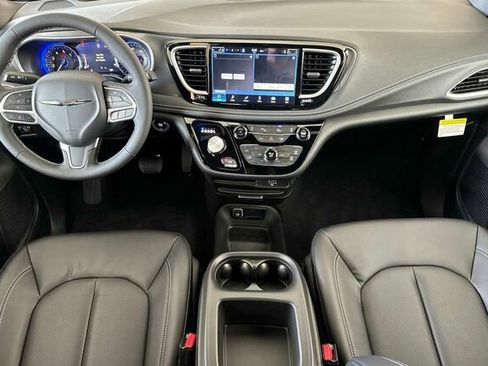 New 2026 Chrysler Pacifica Select image 10