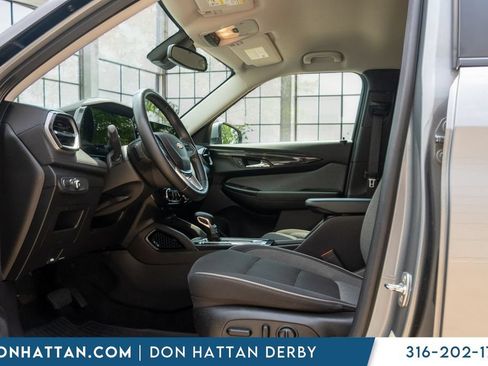 Used 2024 Chevrolet TrailBlazer LT w/ Convenience Package FWD image 3