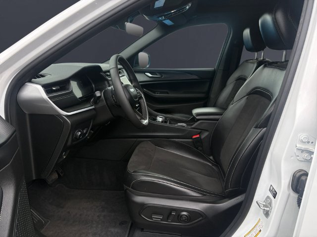 Used 2025 Jeep Grand Cherokee Altitude AWD/4WD image 9
