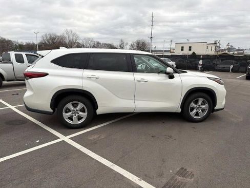 Used 2021 Toyota Highlander L image 26