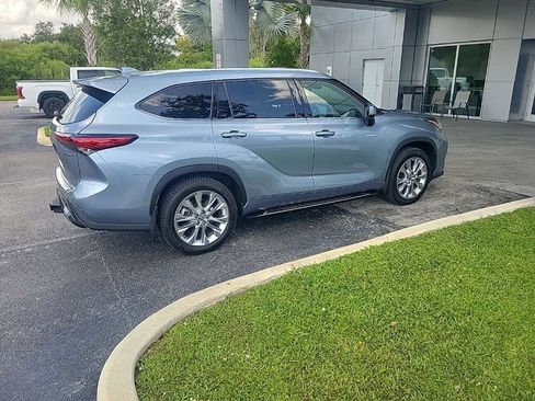 Certified 2021 Toyota Highlander Limited FWD image 3