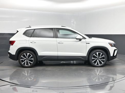 Used 2022 Volkswagen Taos SE FWD image 2
