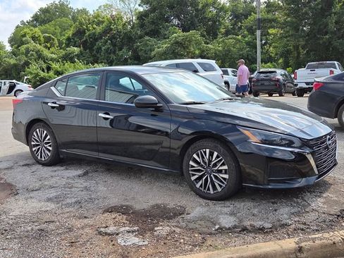 Used 2025 Nissan Altima 2.5 SV FWD image 3