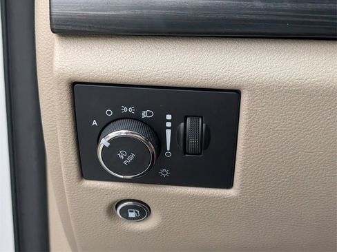 Used 2019 Jeep Grand Cherokee Laredo image 28