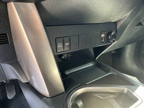 Used 2018 Toyota RAV4 XLE FWD image 36