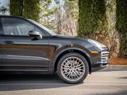 Used 2022 Porsche Cayenne Platinum Edition image 11