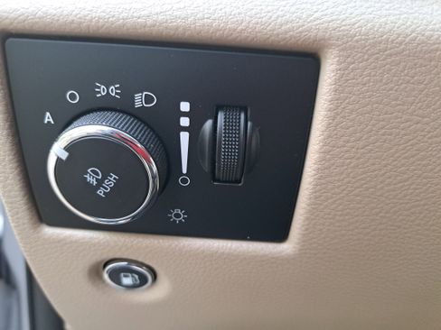 Used 2019 Jeep Grand Cherokee Overland AWD/4WD image 25