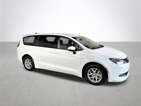 Used 2023 Chrysler Voyager LX FWD image 4