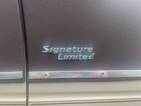 Used 2009 Lincoln Town Car Signature Limited RWD image 18