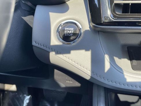 Used 2023 Toyota Highlander XLE AWD/4WD image 34
