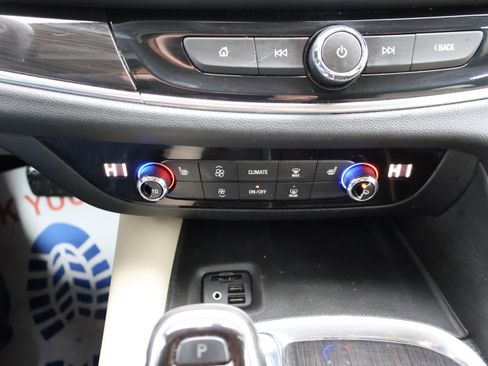 Used 2020 Buick Enclave Essence image 25