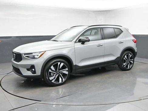 Used 2025 Volvo XC40 B5 Plus AWD/4WD image 4