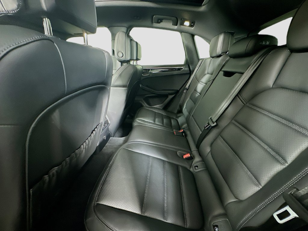 Certified 2025 Porsche Macan AWD/4WD image 24