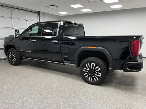 Used 2025 GMC Sierra 3500 Denali Ultimate AWD/4WD image 7