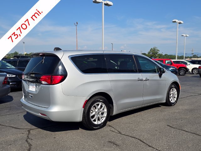 Used 2022 Chrysler Voyager LX FWD image 3