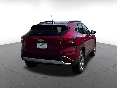Used 2025 Chevrolet Trax LT FWD image 9