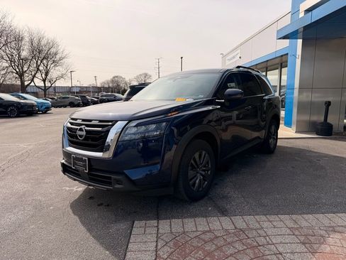 Used 2024 Nissan Pathfinder SV image 3