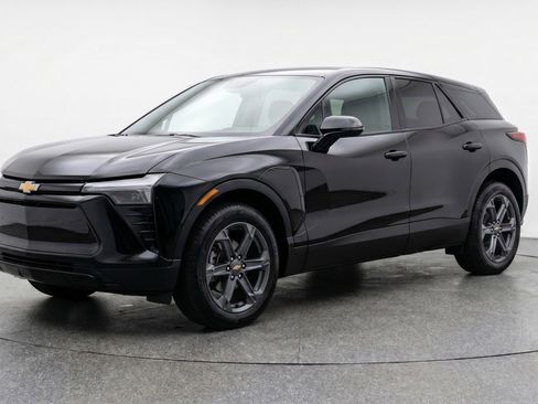 Used 2025 Chevrolet Blazer LT FWD image 3