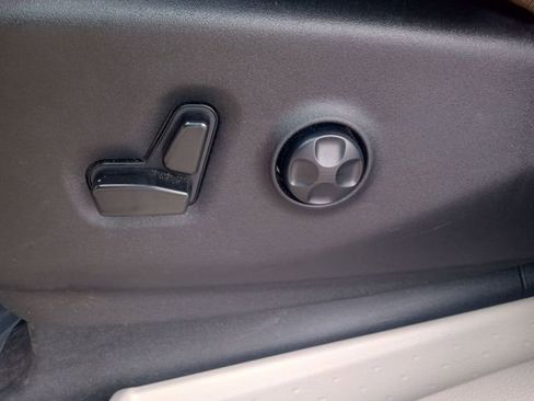 Used 2023 Chrysler Pacifica Touring-L image 13