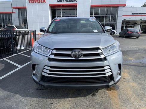 Used 2019 Toyota Highlander XLE image 3