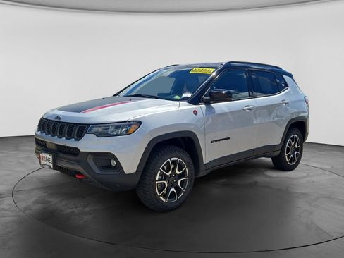 Used 2025 Jeep Compass Trailhawk w/ Trailer Tow Group AWD/4WD image 4