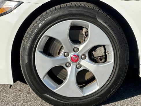 Used 2017 Jaguar XE image 13