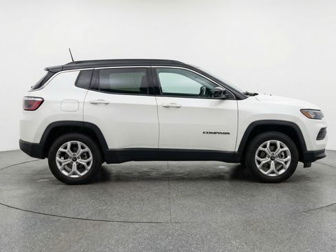 Used 2025 Jeep Compass Latitude image 11
