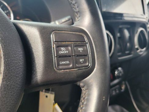 Used 2017 Jeep Wrangler Rubicon w/ Power Convenience Group AWD/4WD image 13