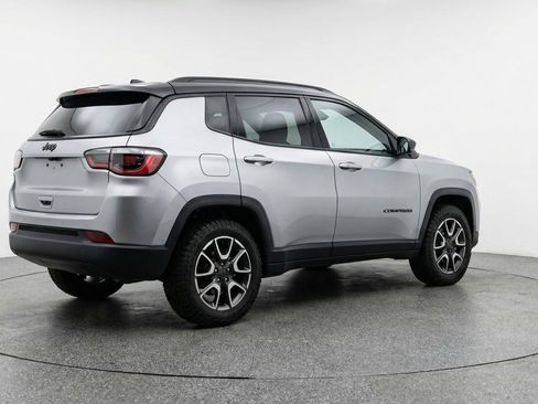 Used 2025 Jeep Compass Trailhawk AWD/4WD image 9