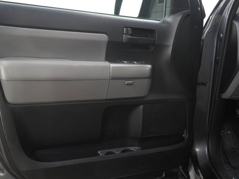 Used 2018 Toyota Sequoia SR5 AWD/4WD image 19