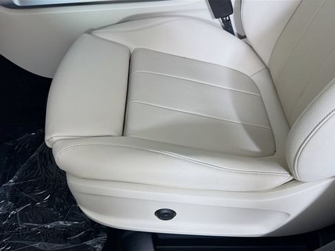 Used 2025 Mercedes-Benz GLB 250 w/ Exclusive Package image 19