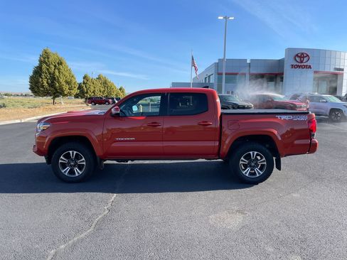 Used 2018 Toyota Tacoma TRD Sport w/ Technology Package AWD/4WD image 14