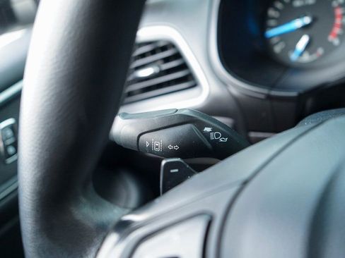 Used 2020 Ford Edge SE image 15