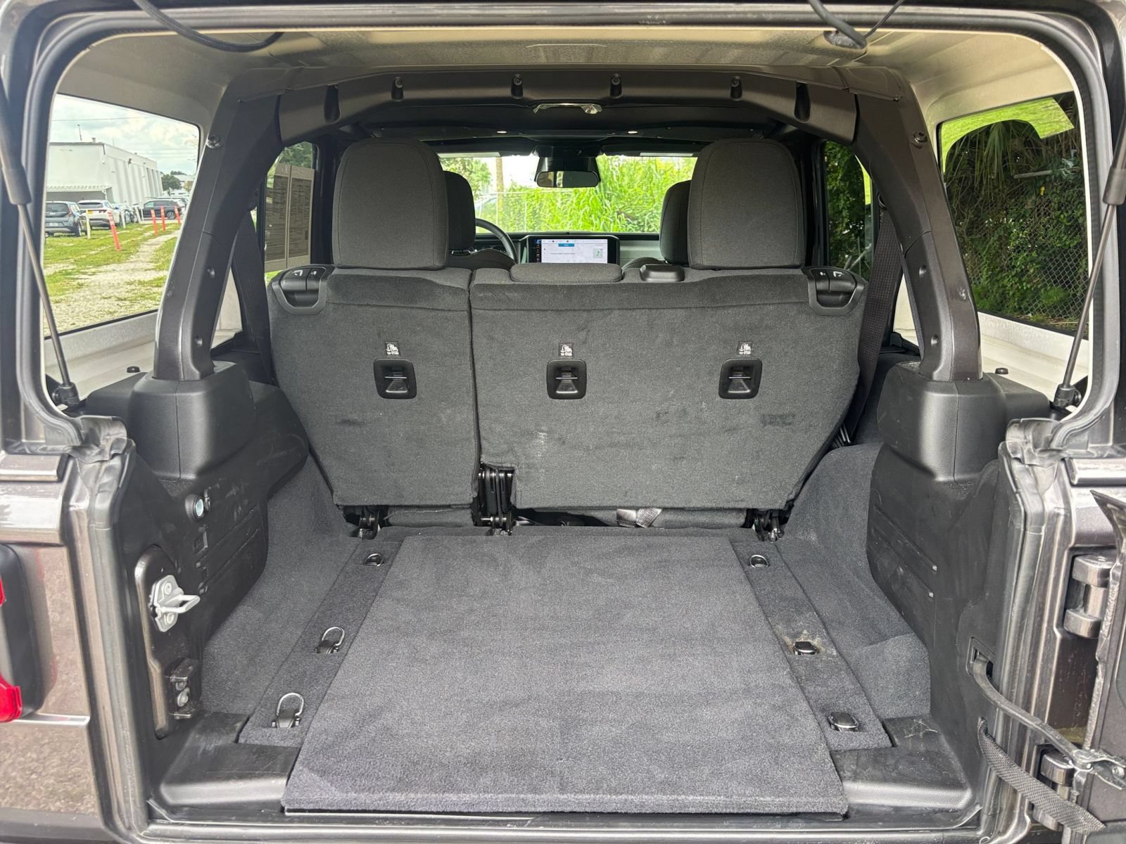 Used 2025 Jeep Wrangler Unlimited Sahara AWD/4WD image 28