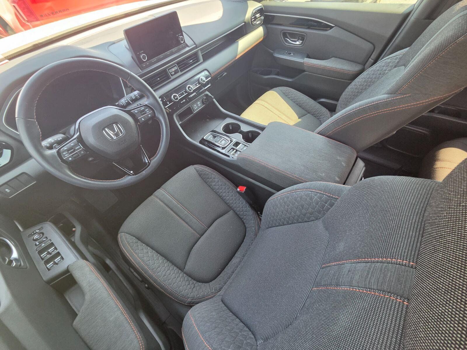 Used 2025 Honda Pilot Sport image 8