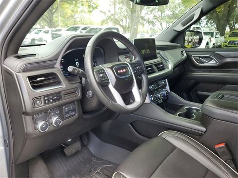 Used 2024 GMC Yukon XL SLT w/ SLT Luxury Package image 19