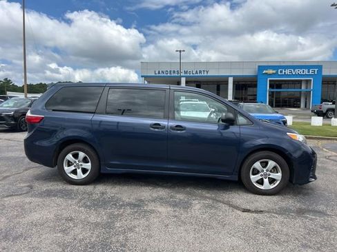 Used 2020 Toyota Sienna L image 2