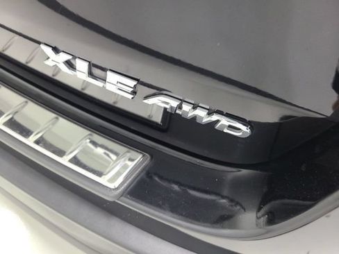 Used 2018 Toyota Highlander XLE AWD/4WD image 14