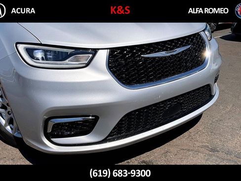 Used 2024 Chrysler Pacifica Touring-L image 6