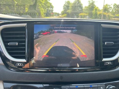 Used 2022 Chrysler Pacifica Touring-L FWD image 23