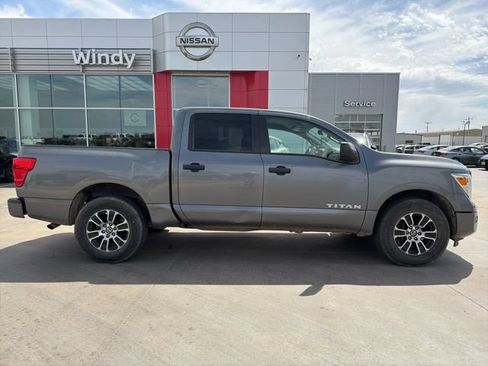 Used 2022 Nissan Titan SV RWD image 8