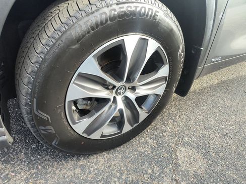 Used 2025 Toyota Highlander XLE image 6