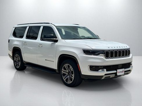 Used 2024 Jeep Wagoneer L Series II w/ Flexible Seating Group AWD/4WD image 3
