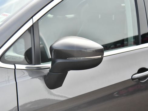 Used 2023 Chrysler Pacifica Touring-L FWD image 13