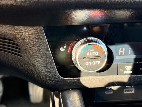 Used 2024 Mitsubishi Outlander SE image 16