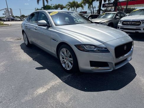 Used 2018 Jaguar XF Premium RWD image 3