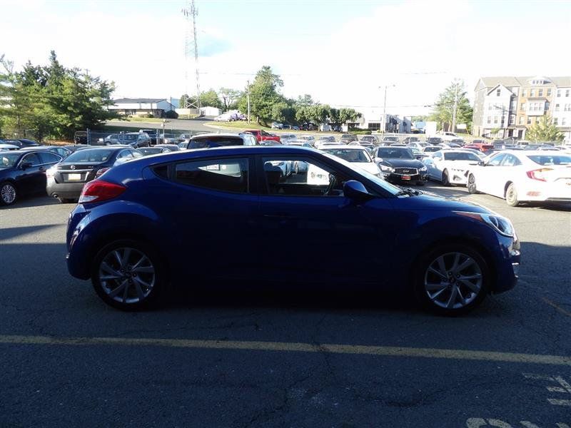 Used 2017 Hyundai Veloster FWD image 10