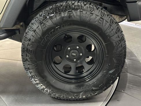 Used 2018 Jeep Wrangler Unlimited Rubicon w/ Connectivity Group image 19