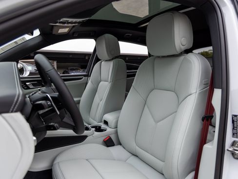 New 2025 Porsche Macan image 5