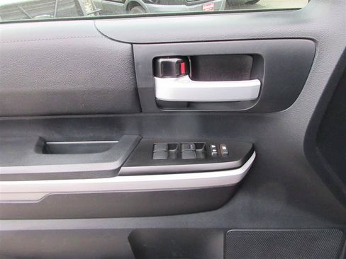 Used 2018 Toyota Tundra SR5 AWD/4WD image 9